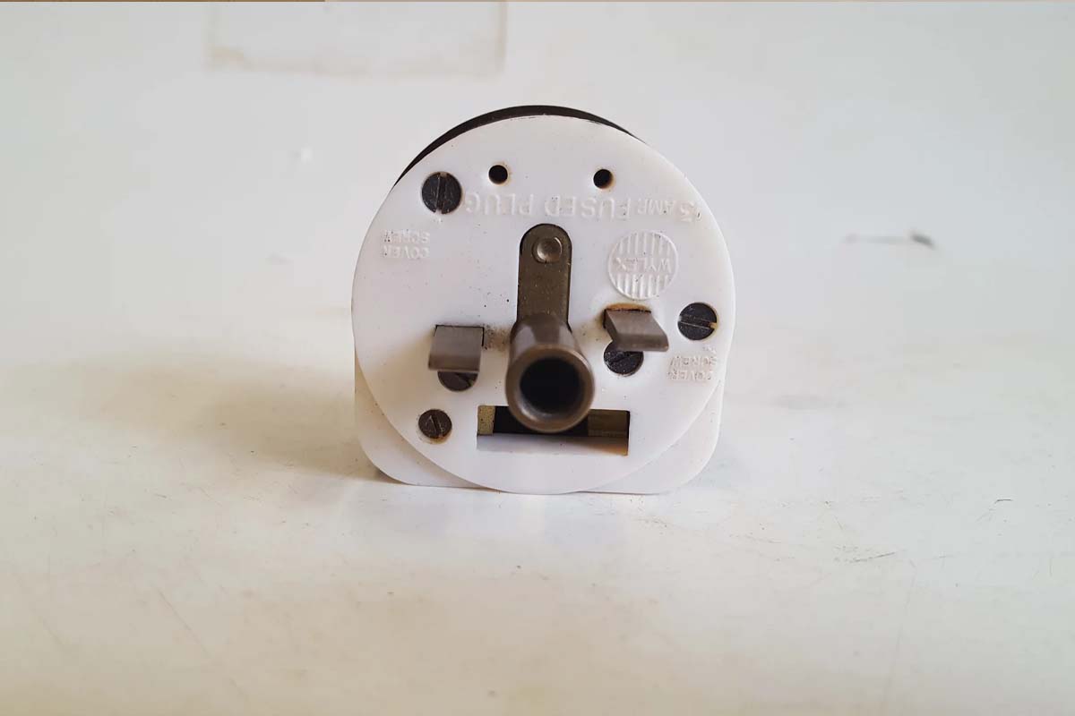 Một mẫu phích cắm điện được sản xuất vào năm 1900-1930